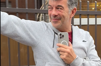 Exclusif - Vidéo - Stéphane Plaza a été surpris par les photographes et vidéastes à la sortie d'un RDV à Paris, le 27 février 2025.
