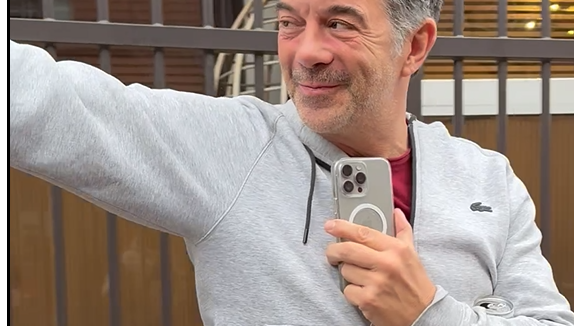 Exclusif - Vidéo - Stéphane Plaza a été surpris par les photographes et vidéastes à la sortie d'un RDV à Paris, le 27 février 2025.