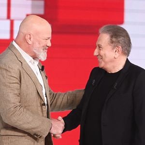Exclusif - Philippe Etchebest et Michel Drucker lors de l'enregistrement de l'émission Vivement dimanche au studio Rive gauche, présentée par M.Drucker, diffusée sur France 3 le 17 mai 2026, à Paris, France, le 21 avril 2026. © Guillaume Gaffiot/Bestimage