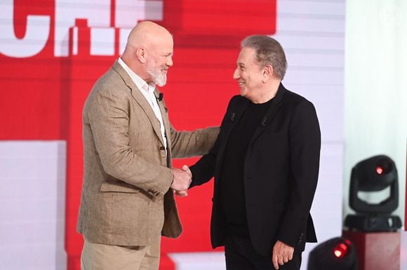 Exclusif - Philippe Etchebest et Michel Drucker lors de l'enregistrement de l'émission Vivement dimanche au studio Rive gauche, présentée par M.Drucker, diffusée sur France 3 le 17 mai 2026, à Paris, France, le 21 avril 2026. © Guillaume Gaffiot/Bestimage
