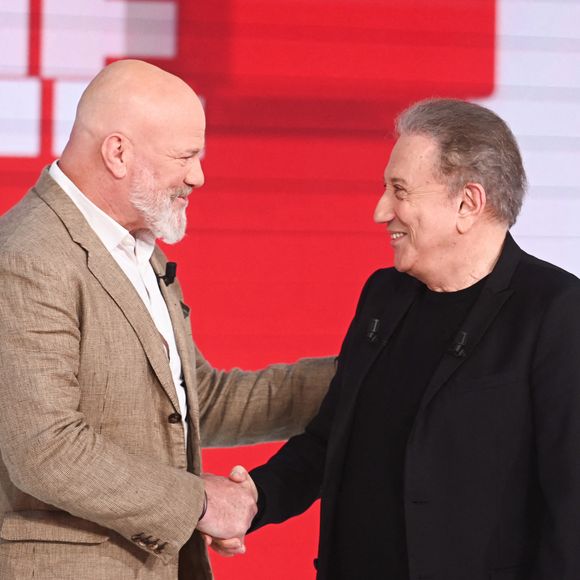 Exclusif - Philippe Etchebest et Michel Drucker lors de l'enregistrement de l'émission Vivement dimanche au studio Rive gauche, présentée par M.Drucker, diffusée sur France 3 le 17 mai 2026, à Paris, France, le 21 avril 2026. © Guillaume Gaffiot/Bestimage
