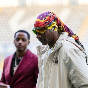 24 février 2026, Londres, Angleterre, Royaume-Uni : Snoop Dogg inspecte le terrain avant le match Sky Bet Championship Swansea City vs Preston North End au Swansea.com Stadium, Swansea, Royaume-Uni le 24 février 2026. (Crédit image : © Andrew Lewis/News Images via ZUMA Press / Bestimage Wire / Bestimage)