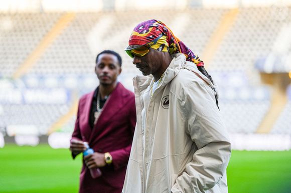 24 février 2026, Londres, Angleterre, Royaume-Uni : Snoop Dogg inspecte le terrain avant le match Sky Bet Championship Swansea City vs Preston North End au Swansea.com Stadium, Swansea, Royaume-Uni le 24 février 2026. (Crédit image : © Andrew Lewis/News Images via ZUMA Press / Bestimage Wire / Bestimage)