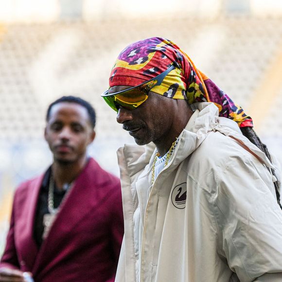 24 février 2026, Londres, Angleterre, Royaume-Uni : Snoop Dogg inspecte le terrain avant le match Sky Bet Championship Swansea City vs Preston North End au Swansea.com Stadium, Swansea, Royaume-Uni le 24 février 2026. (Crédit image : © Andrew Lewis/News Images via ZUMA Press / Bestimage Wire / Bestimage)