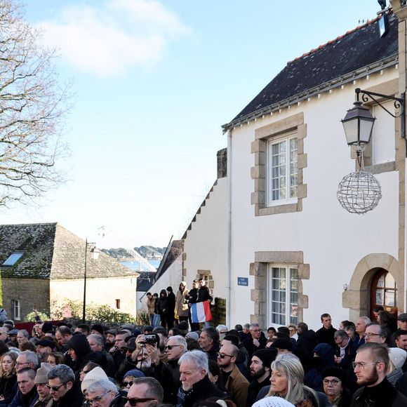 Illustration foule - Arrivées des membres de la famille Le Pen aux obsèques de Jean-Marie Le Pen en l'église Saint-Joseph à la Trinité-sur-Mer  le 11 juillet 2025. © Dominique Jacovides / Guillaume Collet / Bestimage