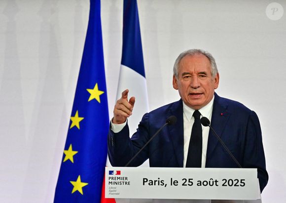 Le Premier ministre François Bayrou lors d'une conférence de presse à Paris, France, le 25 août 2025. Depuis le 15 juillet 2025 et l'annonce de 43,8 milliards d'euros d'économies grâce à de nombreuses mesures. © Christian Liewig/Bestimage