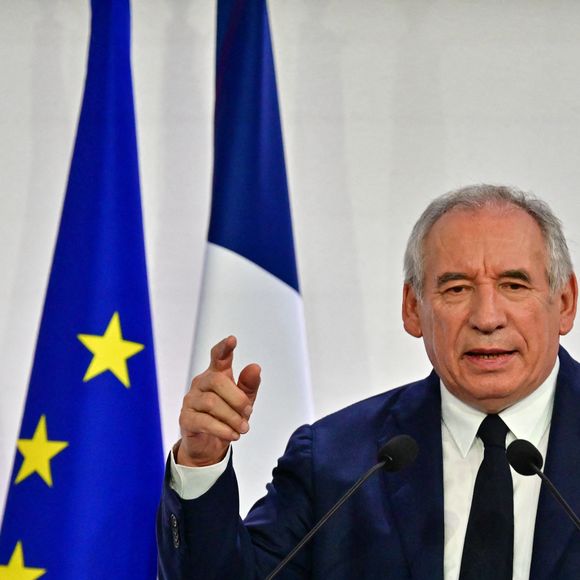 Le Premier ministre François Bayrou lors d'une conférence de presse à Paris, France, le 25 août 2025. Depuis le 15 juillet 2025 et l'annonce de 43,8 milliards d'euros d'économies grâce à de nombreuses mesures. © Christian Liewig/Bestimage