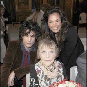 Mado Maurin, mère de Patrick Dewaere, avec Louis Garrel et sa petite-fille Lola Dewaere, à Paris pour les prix Schneider et Dewaere en 2009
© Bestimage