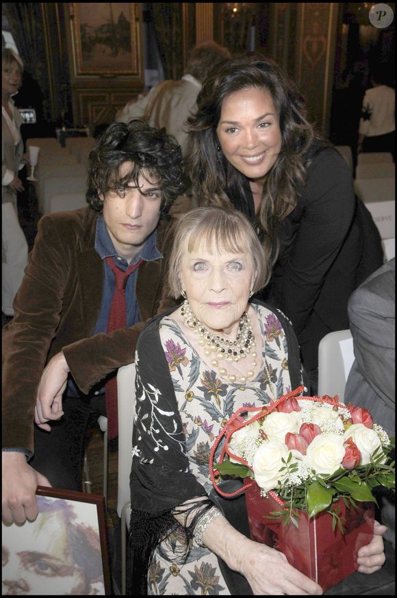 Mado Maurin, mère de Patrick Dewaere, avec Louis Garrel et sa petite-fille Lola Dewaere, à Paris pour les prix Schneider et Dewaere en 2009
© Bestimage