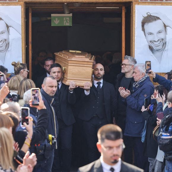 Isabelle Gélinas a évoqué avec émotion des souvenirs partagés, soulignant son humour, sa gentillesse et sa vulnérabilité.

Sorties des obsèques de Bruno Salomone en l'église Sainte-Anne de Polangis de Joinville-le-Pont (Val-de-Marne) le 23 mars 2026. © Cyril Moreau - Dominique Jacovides / Bestimage