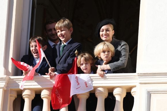 Pierre Casiraghi,  Raphael Elmaleh, Alexandre Casiraghi (Sacha), Maximilian Casiraghi, Beatrice Borromeo et Balthazar Casiraghi-Rassam - La famille princière de Monaco au balcon du palais, à l'occasion de la Fête Nationale de Monaco, le 19 novembre 2024. 

© Claudia Albuquerque / Bestimage