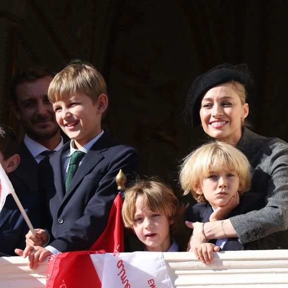 Pierre Casiraghi,  Raphael Elmaleh, Alexandre Casiraghi (Sacha), Maximilian Casiraghi, Beatrice Borromeo et Balthazar Casiraghi-Rassam - La famille princière de Monaco au balcon du palais, à l'occasion de la Fête Nationale de Monaco, le 19 novembre 2024. 

© Claudia Albuquerque / Bestimage