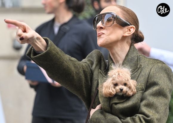 Les fans patientent désormais jusqu'à son grand retour en mai prochain pour la suite de sa tournée.

Céline Dion quitte l'hôtel "Royal Monceau" avec ses fils Nelson et Eddy et son chien après sa série de concerts à Paris le 19 octobre 2026. 

© Christian Liewig / Bestimage
