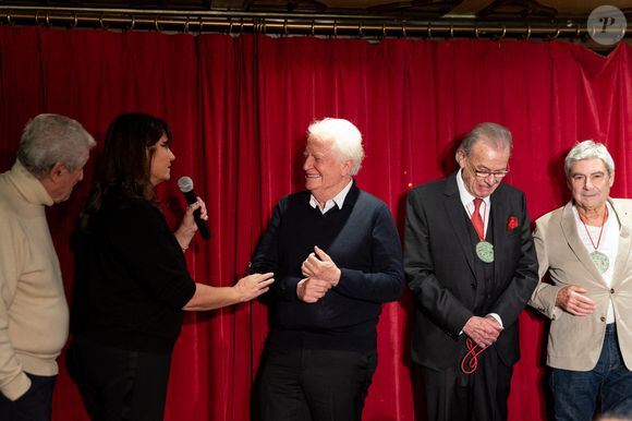 Claude Lelouch, André Dussollier, Philippe Davis, Patrice Drevet (Chancelier de l'académie Alphonse Allais) lors de la cérémonie d'intronisation de A.Dussollier et C.Frot à l'académie Alphonse Allais au cabaret La Crémaillère 1900 à Paris le 26 janvier 2026

© Tiphaine Praud-Lebely / Bestimage