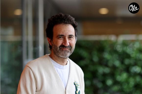 "Son éducation ? On essaye avec sa mère de faire au mieux, de tirer le meilleur de celles reçues de nos parents.", avoue l'humoriste au sujet de Milo, son premier fils.

Mathieu Madénian au village lors des Internationaux de France de Tennis de Roland Garros 2025. Paris, le 28 mai 2025. © Jacovides / Moreau / Bestimage