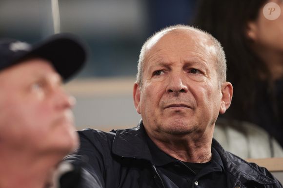 Leur histoire a débuté après une rencontre au Cap-Martin et un coup de foudre réciproque.

Rolland Courbis dans les tribunes des Internationaux de France de tennis de Roland Garros 2024 à Paris, France, le 1er juin 2024. © Jacovides-Moreau/Bestimage