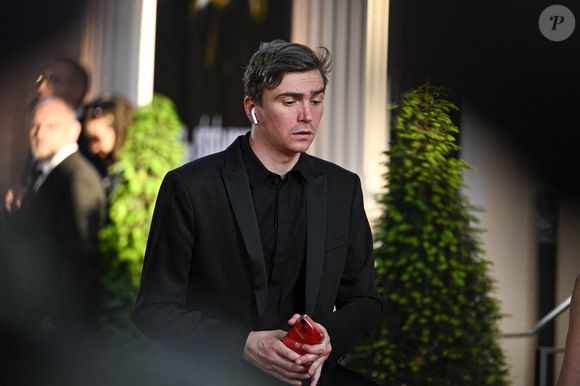 RMC Sport lui proposait une émission à son nom, les gros matchs en commentaires et une augmentation de salaire de 20 %.

Bertrand Latour à a 31ème édition de l'UNFP (French National Professional Football players Union), le 28 mai 2023 à Paris, France. Photo par Victor Joly/ABACAPRESS.COM