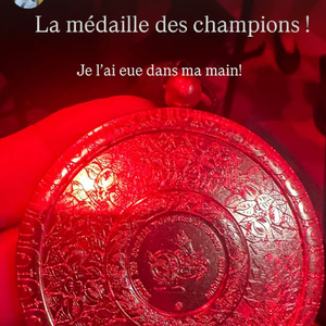 Dans sa story Instagram, elle s'est affichée près du bouclier de Brennus et n'a pas masqué sa joie de tenir la "médaille des champions" dans ses mains.

Laurence, la mère d'Iris Mittenaere, dans les coulisses de la victoire du Stade Toulousain