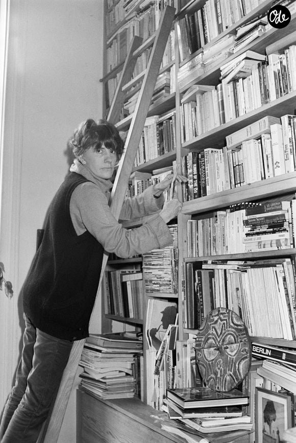 la cinéaste Nadine Trintignant 
Archive - Nadine Trintignant. En France, à Paris, Nadine Trintignant chez elle, dans son appartement, en appui sur son canapé
©Jean Lenoir via Bestimage