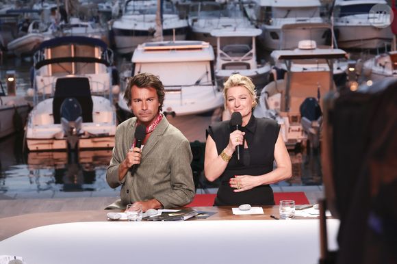 Des rumeurs l’ont un temps associé à Anne-Elisabeth Lemoine

Exclusif - Bertrand Chameroy, Anne-Elisabeth Lemoine, sur le plateau de l'émission "C à vous" lors du 78ème Festival International du Film de Cannes, France, le 22 mai 2025. © Jack Tribeca/Bestimage