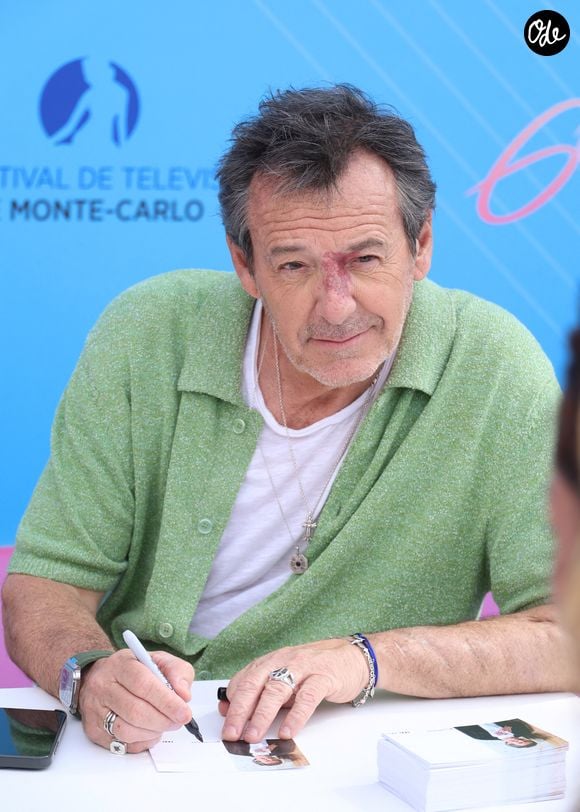 Jean-Luc Reichmann en Séance photo de « Demain nous appartient » (DNA) lors du 64e Festival de télévision de Monte-Carlo au Grimaldi Forum de Monaco, le 14 juin 2025.
© Denis Guignebourg / Bestimage