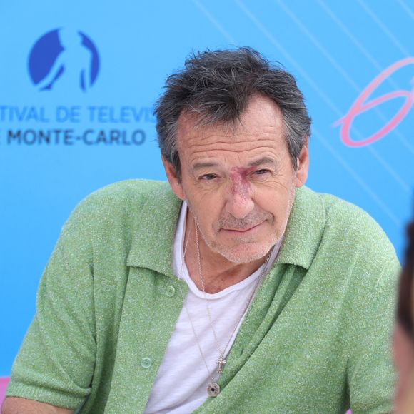 Jean-Luc Reichmann en Séance photo de « Demain nous appartient » (DNA) lors du 64e Festival de télévision de Monte-Carlo au Grimaldi Forum de Monaco, le 14 juin 2025.
© Denis Guignebourg / Bestimage