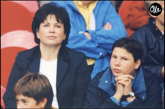 Anne Sinclair et son fils David Levaï au parc des Princes lors du match de la Coupe du monde de Football Brésil-Chili en 1998, à Paris, France. Crédit Jacovides-Colin / Bestimage