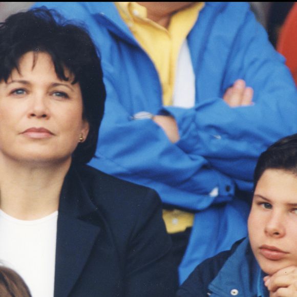 Anne Sinclair et son fils David Levaï au parc des Princes lors du match de la Coupe du monde de Football Brésil-Chili en 1998, à Paris, France. Crédit Jacovides-Colin / Bestimage