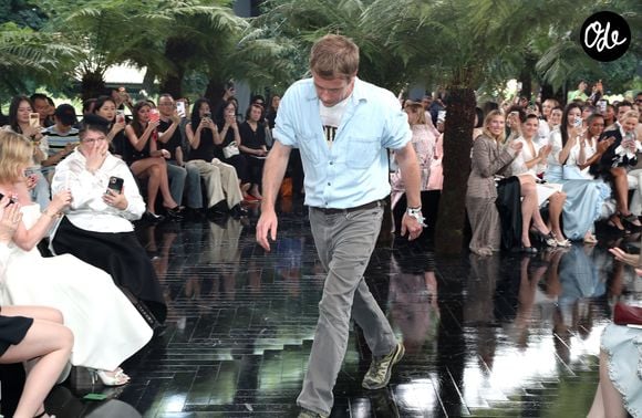 Jonathan Anderson a plongé les invités dans un univers tropical inspiré d’Ahmedabad, en Inde.

Jonathan Anderson salut le public après avoir présenté sa collection Haute Couture Automne-Hiver 2026/2027 pour la maison Dior dans le cadre de la Fashion Week de Paris, France, le 6 Juillet 2026. 

© Bertrand Rindoff / Bestimage