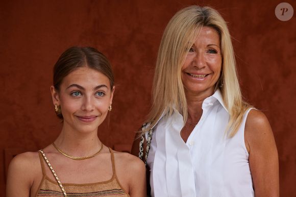 Sa mère a exprimé sa fierté face à son parcours académique international.

Natty Tardivel et sa fille Stella Belmondo au village lors des Internationaux de France de tennis de Roland Garros 2023, à Paris, France, le 9 juin 2023. © Jacovides-Moreau/Bestimage