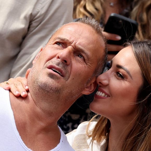"Merci ma Delphine on va continuer ce battle ensemble chez nous en Alsace en respectant scrupuleusement les avis des professeurs...", a-t-il écrit sur Instagram

Roger Erhart et Delphine Wespiser, Miss France 2012 - Célébrités dans les tribunes des internationaux de France de Roland Garros à Paris le 31 mai 2022. © Cyril Moreau - Dominique Jacovides/Bestimage