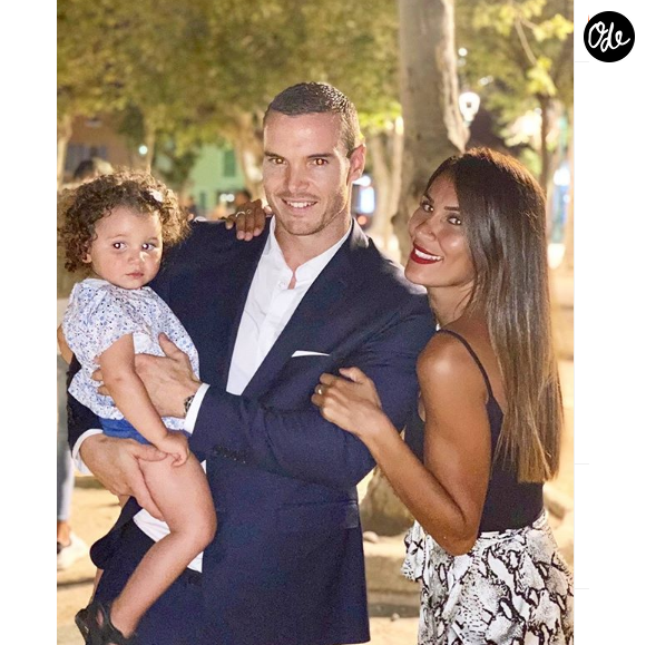 Dans un long message publié en commun avec Oliver, elle explique que leur histoire prend un nouveau tournant.

Wafa avec son compagnon Oliver et leur petite fille Jenna à Saint-Tropez, le 26 juin 2019 Instagram