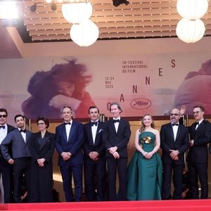 La projection du film The Phoenician Scheme de Wes Anderson a attiré un cortège de stars et un bus entier de célébrités.

Roman Coppola, Richard Ayoade, Michael Cera, Benicio del Toro, Riz Ahmed, Rachida Dati, Alexandre Desplat, Rupert Friend, Wes Anderson, Mia Threapleton, Jeffrey Wright, Benedict Cumberbatch, Charlotte Gainsbourg, Antonia Desplat, Bill Murray à la montée des marches du film « The Phoenician Scheme » lors du 78ème Festival International du Film de Cannes, au Palais des Festivals à Cannes. © Jacovides-Moreau / Bestimage