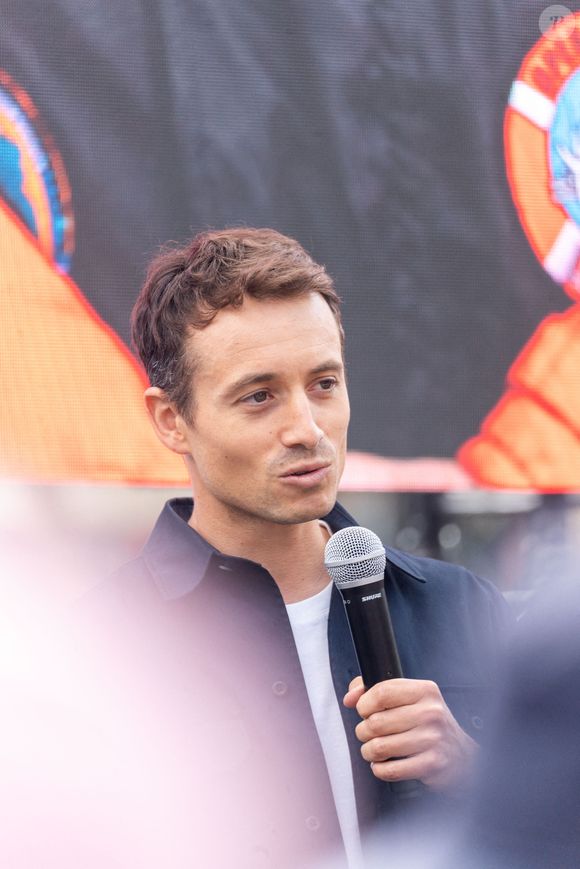 Le journaliste français Hugo Clément lors d'une manifestation de soutien à l'ONG Sea Shepherd du fondateur canadien Paul Watson à Paris le 4 septembre 2024. Photo par Alexis Jumeau/ABACAPRESS.COM