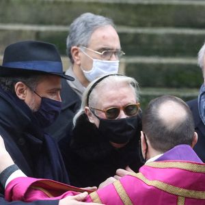 Alexandre Brasseur, sa mère Michèle Cambon, son frère, le sénateur Christian Cambon - Sorties - Obsèques de l'acteur Claude Brasseur en l'église Saint-Roch à Paris le 29 décembre 2020. © Agence/Bestimage