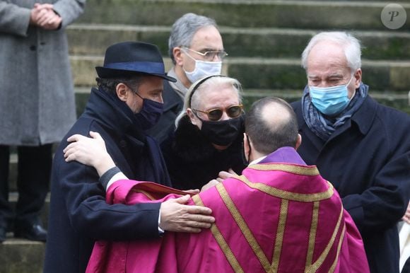Alexandre Brasseur, sa mère Michèle Cambon, son frère, le sénateur Christian Cambon - Sorties - Obsèques de l'acteur Claude Brasseur en l'église Saint-Roch à Paris le 29 décembre 2020. © Agence/Bestimage