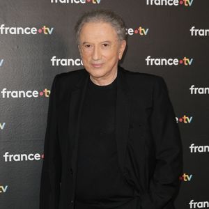 Michel Drucker au photocall de la conférence de presse de rentrée de France Télévisions à Paris, France, le 4 septembre 2024. © Coadic Guirec/Bestimage