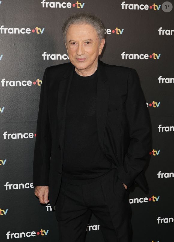 Michel Drucker au photocall de la conférence de presse de rentrée de France Télévisions à Paris, France, le 4 septembre 2024. © Coadic Guirec/Bestimage