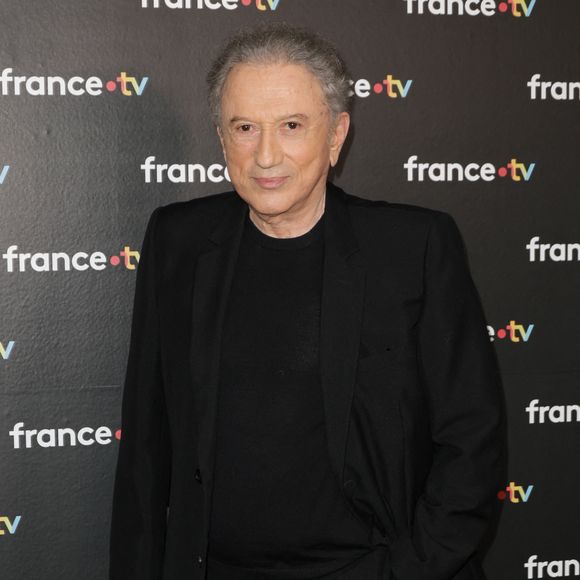 Michel Drucker au photocall de la conférence de presse de rentrée de France Télévisions à Paris, France, le 4 septembre 2024. © Coadic Guirec/Bestimage