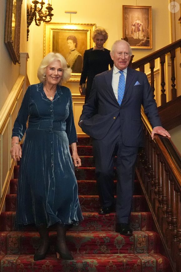 Le roi Charles III d'Angleterre et Camilla Parker Bowles, reine consort d'Angleterre, célèbrent le lancement de la Queen's Reading Room Medal à Clarence House à Londres, le 25 mars 2025. Photo par ALPHA AGENCY / BESTIMAGE