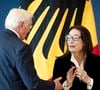 Son engagement pour la paix et son parcours auprès de l'Unicef et du Parlement européen ont également été salués.

Nana Mouskouri reçoit la Croix Fédérale du Mérite, des mains Frank-Walter Steinmeier (Président fédéral de l'Allemagne) au siège officiel du Spreebogen, à Berlin, le 5 octobre 2026. Action Press / Bestimage