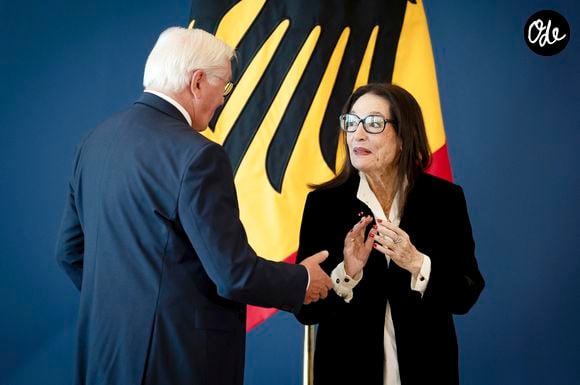 Son engagement pour la paix et son parcours auprès de l'Unicef et du Parlement européen ont également été salués.

Nana Mouskouri reçoit la Croix Fédérale du Mérite, des mains Frank-Walter Steinmeier (Président fédéral de l'Allemagne) au siège officiel du Spreebogen, à Berlin, le 5 octobre 2026. Action Press / Bestimage