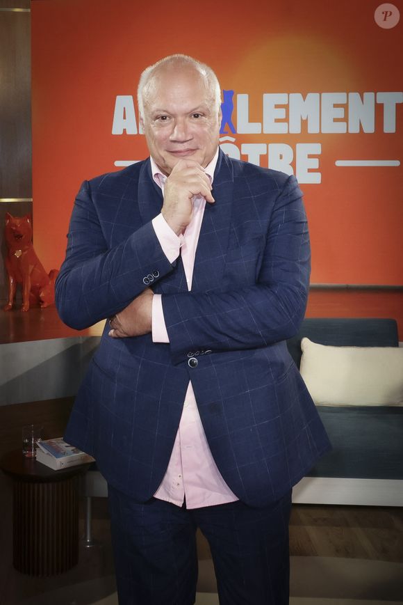 Entre Oscar et la dame rose, La part de l’autre ainsi que Monsieur Ibrahim et les fleurs du Coran

Exclusif - Eric-Emmanuel Schmitt, sur plateau de la nouvelle émission "Animalement Vôtre" présentée par Bernard Montiel et diffusée le 14 décembre sur France 3, à Paris, France, le 14 octobre 2025. © Jack Tribeca/Bestimage