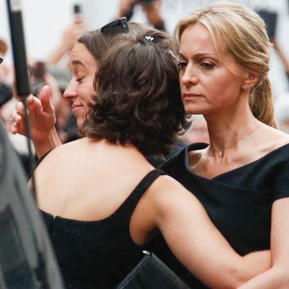 Manon Ardisson, Ninon Ardisson, Audrey Crespo-Mara - Sorties des obsèques de Thierry Ardisson en l’église Saint-Roch de Paris, France, le 17 juillet 2025. © Clovis-Jacovides/Bestimage