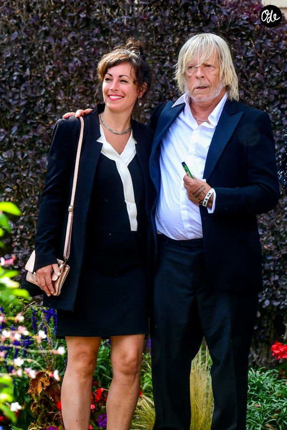 Le chanteur Renaud (Renaud Séchan) et sa compagne Cerise (de son vrai prénom Christine) - Mariage d'Hugues Aufray et de Murielle Mégevand à la mairie de Marly-Le Roy, France, le 2 septembre 2023.

Bestimage
