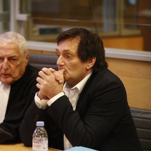 Rondes régulières, inscriptions de chacune de ses entrées et sorties de cellule, rapports systématiques des gardiens...








Pierre Palmade au tribunal de Melun avec ses avocats pour son procès pour blessures involontaires à la suite d'un accident de la route en février 2023 dans lequel sa voiture a percuté un autre véhicule à Melun.
Le 20 novembre 2024.

© Christophe Clovis / Bestimage