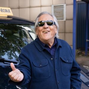 Exclusif - Gilbert Montagne lors du tournage de l'émission "Panique au grand magasin" diffusée le 15 décembre 2025 sur TF1. © Cyril Moreau/Bestimage