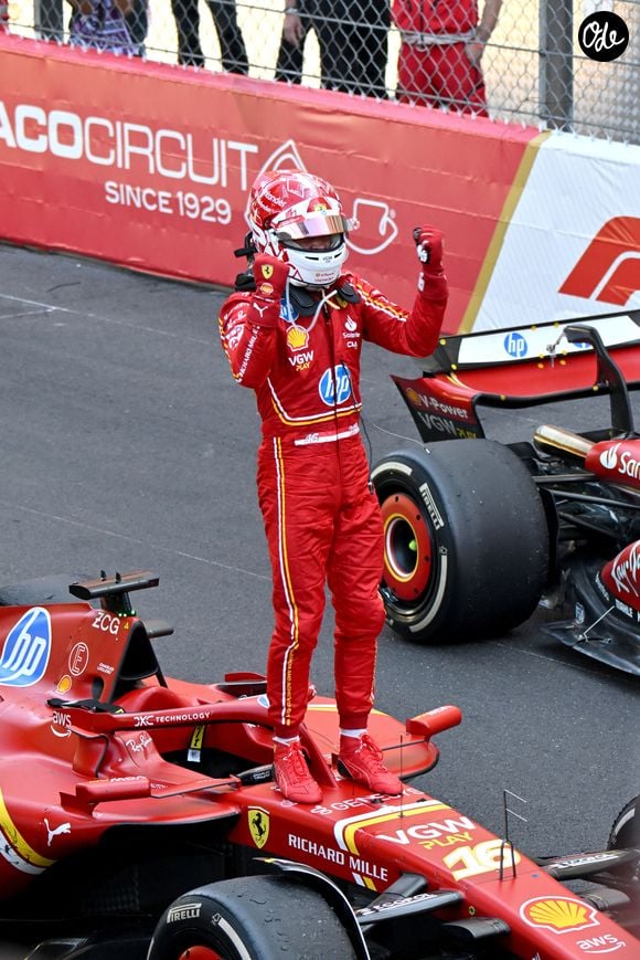 Charles Leclerc remporte le trophée du  vainqueur du Grand Prix de Formule 1 (F1) de Monaco. Monaco, le 26 mai 2024.
© Bruno Bebert/Bestimage