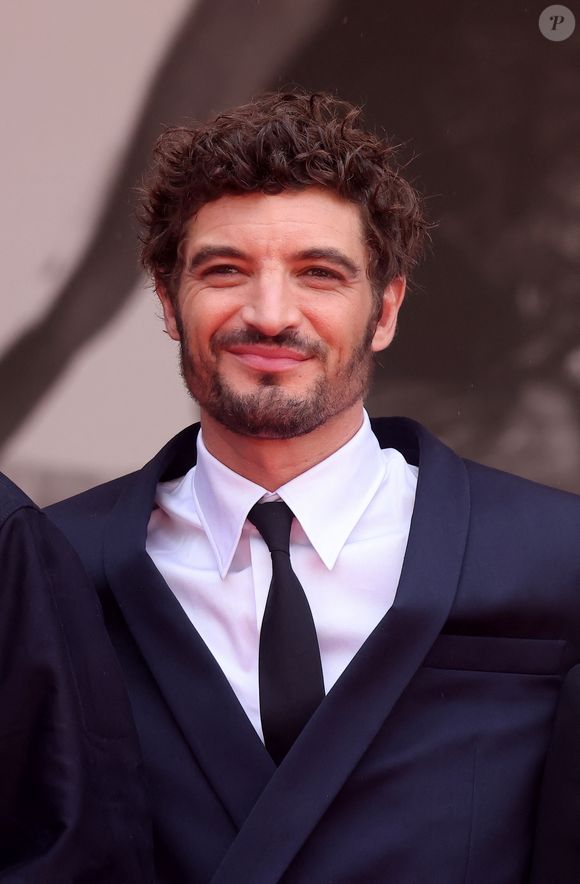 Niels Schneider - Montée des marches du film " L'inconnue" lors du 79ème Festival International du Film de Cannes, le 18 mai 2026. © Jacovides-Moreau / Bestimage