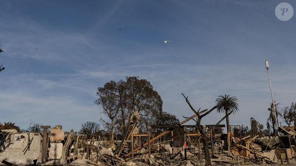 Donald Trump survole le quartier ravagé par les incendies de Pacific Palisades à bord de l'hélicoptère présidentiel Marine One à Los Angeles.
 Zuma Press/Bestimage